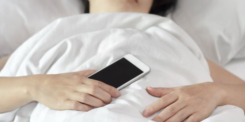 Sant Voici Pourquoi Il Ne Faut Pas Dormir Avec Son T L Phone Sur Le Lit Togo Plus