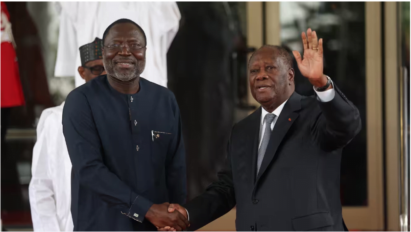 Le président ivoirien Alassane Ouattara (à droite), à son arrivée au deuxième sommet de la Cédéao sur la situation au Niger, à Abuja (Nigéria), jeudi 10 août 2023.