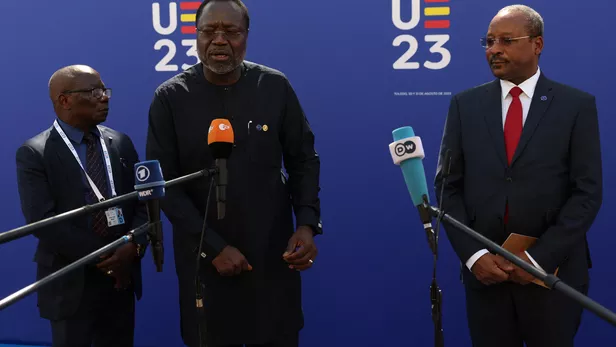Omar Alieu Touray, président de la Commission de la CEDEAO, au centre, et du ministre des Affaires étrangères du Niger Hassoumi Massoudou en Espagne, le jeudi 31 août 2023.
