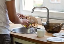 Cancer du foie : Ce symptôme que vous pouvez voir en faisant la vaisselle