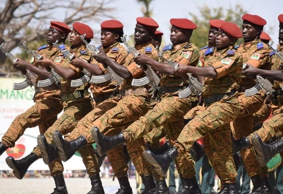 Suspension de plusieurs officiers et sous-officiers au Burkina Faso 