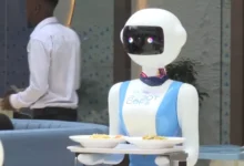 Des robots serveurs au Kenya