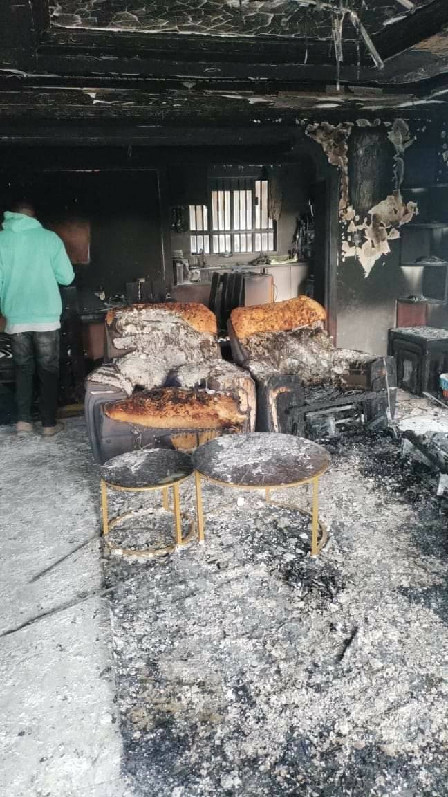 au Kenya un homme brùle la maison de sa femme