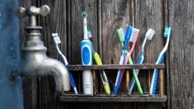 vous ne devez jamais laisser votre brosse à dents dans la salle de bain