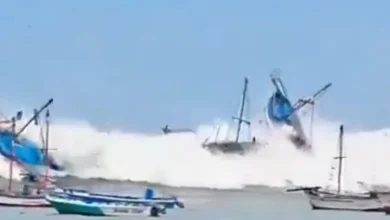 Gigantic waves swallow boats in Peru