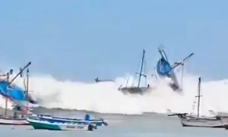 Gigantic waves swallow boats in Peru