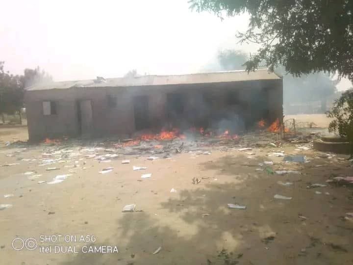 Des élèves du lycée d'Oulago chassent les enseignants et incendient l'établissement