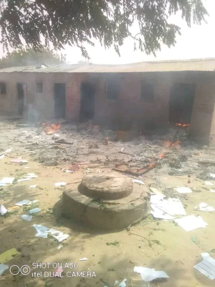 Des élèves du lycée d'Oulago chassent les enseignants et incendient l'établissement