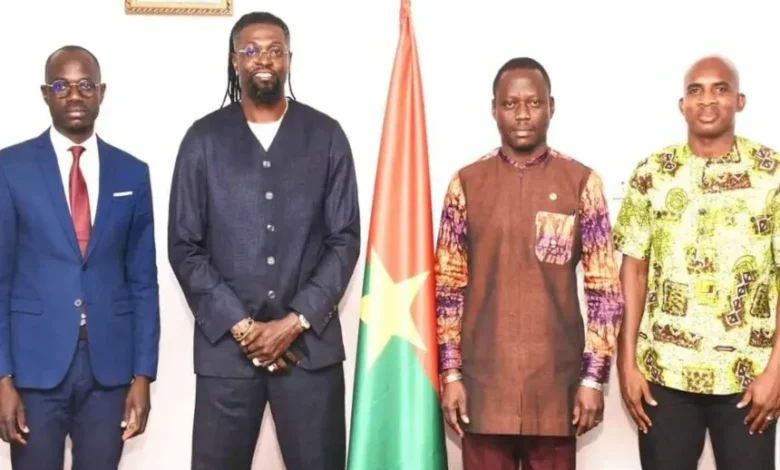 Burkina Faso : Emmanuel Adebayor lance un centre de formation pour jeunes talents