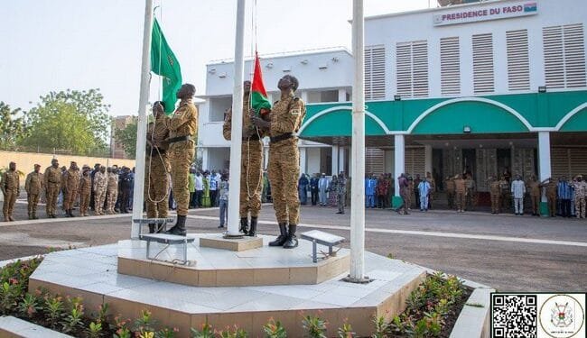 Le Burkina Faso et le Mali remplacent le drapeau de la CEDEAO par celui de l’AES