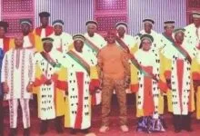 Les avocats et les juges du Burkina Faso en tenues africaines devant les tribunaux