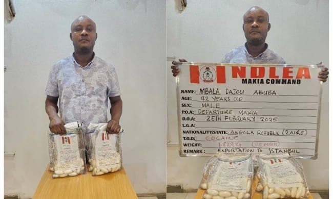 Les autorités nigérianes ont réalisé un coup de filet majeur en arrêtant un trafiquant de drogue angolais à l’aéroport international Mallam Aminu Kano (MAKIA). Le suspect, Mbala Dajou Abuba, transportait 120 capsules de cocaïne, illustrant les nouvelles techniques des cartels pour contourner la sécurité.2. Cocaïne au Nigeria : un réseau international de drogue démantelé
Cette arrestation met en lumière un trafic de drogue à grande échelle, reliant l’Afrique à d’autres continents. La Drug Law Enforcement Agency du Nigeria renforce ses opérations pour stopper l’acheminement de stupéfiants via les principaux aéroports du pays.3. Les trafiquants de drogue innovent : 120 capsules de cocaïne saisies à Kano
Le mode opératoire du suspect révèle une tendance inquiétante : les narcotrafiquants redoublent d’ingéniosité pour transporter la drogue. L’absorption de capsules de cocaïne est devenue une méthode courante, mais extrêmement risquée pour les passeurs.4. Lutte antidrogue au Nigeria : un signal fort envoyé aux trafiquants
Avec cette nouvelle arrestation, le Nigeria envoie un message clair aux réseaux criminels : les autorités renforcent leurs contrôles et la traque des trafiquants s’intensifie, notamment dans les zones de transit clés comme Kano, Lagos et Abuja.5. Trafic de cocaïne en Afrique : le Nigeria, nouvelle plaque tournante ?
Cette affaire soulève des préoccupations sur le rôle croissant de l’Afrique dans le commerce mondial de la drogue. Le Nigeria devient un point stratégique pour l’exportation de cocaïne, obligeant les autorités à redoubler d’efforts pour endiguer le phénomène.📌 Conclusion
L’arrestation de Mbala Dajou Abuba avec 120 capsules de cocaïne à Kano souligne l’intensification du trafic de drogue en Afrique de l’Ouest. Cette opération montre que les forces de l’ordre nigérianes restent vigilantes face aux stratégies de plus en plus sophistiquées des cartels.